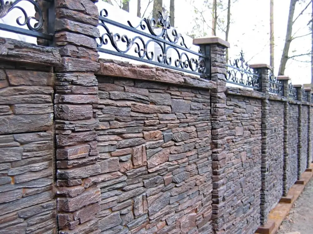 каменные заборы с установкой в спб