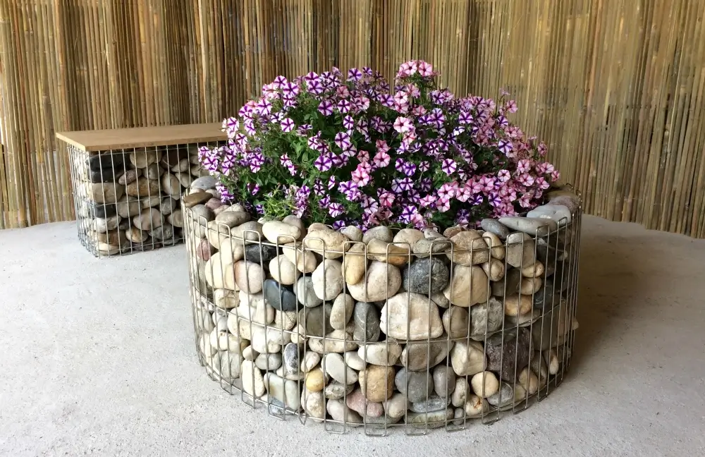 Элементы ландшафтного дизайна: клумбы и кашпо, террасы, колонны