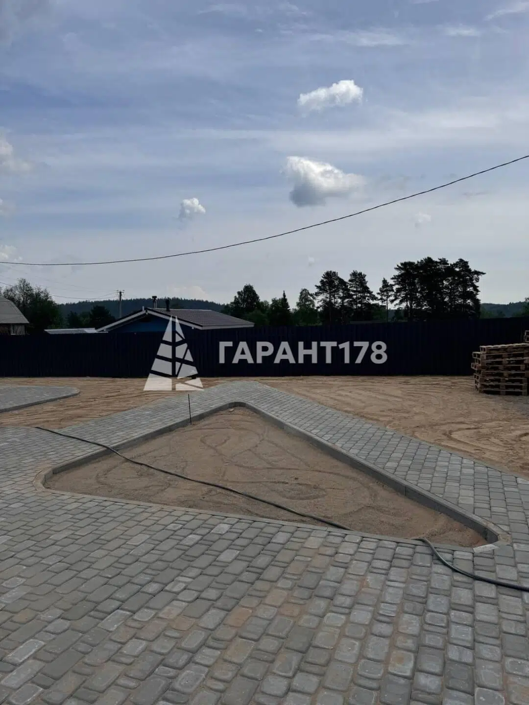 фото дорожек из тротуарной плитки серого цвета в Карелии