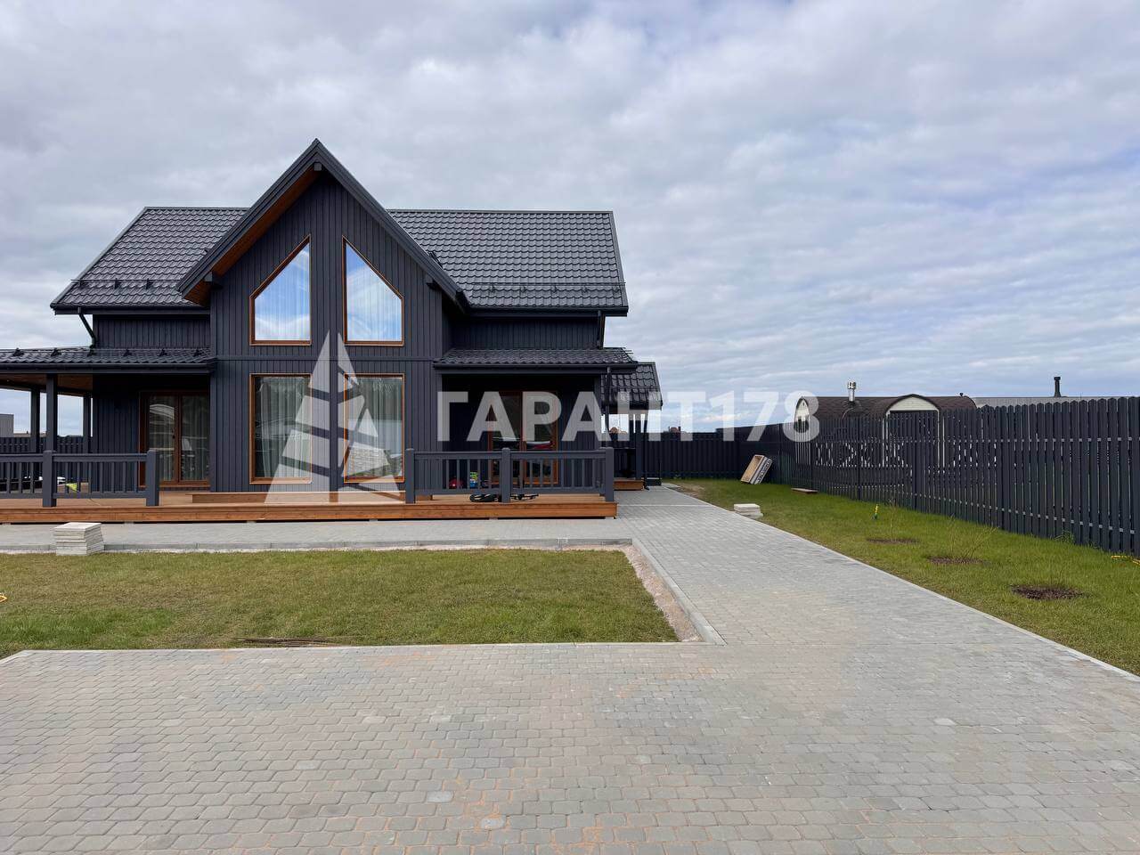 Мощение участка тротуарной плиткой (КП Малиновые вечера)