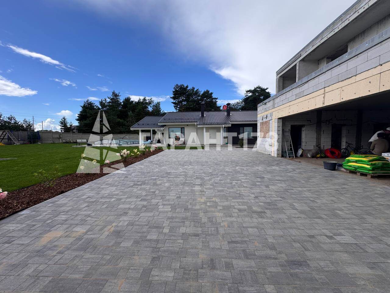 Мощение участка с обустройством газона (д. Ёксолово)