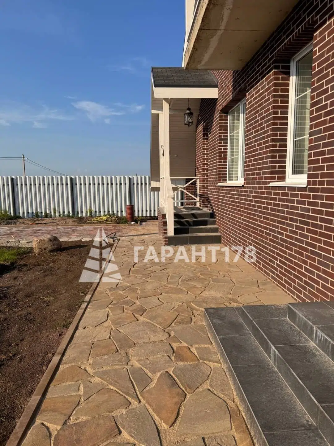 фото отмостки из натурального камня на загородном участке Всеволожский район