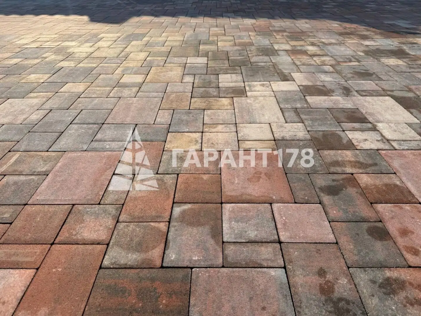 фото парковки из цветной брусчатки новый город в коттеджном поселке Прилесный