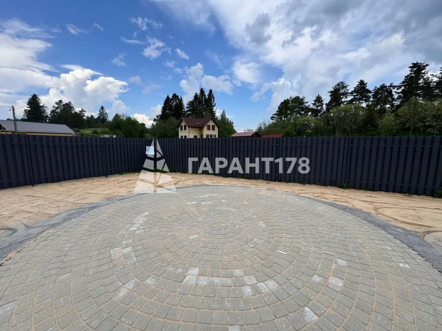 мощение пешеходной зоны из серой тротуарной плитки в Карелии (п. Коконниэми)