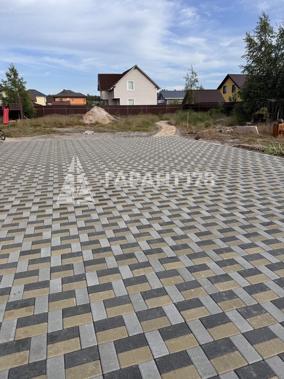 большая парковка для автомобилей из брусчатки кирпичик 3 цвета фото площадки в г. Сосновый Бор, днт Престиж