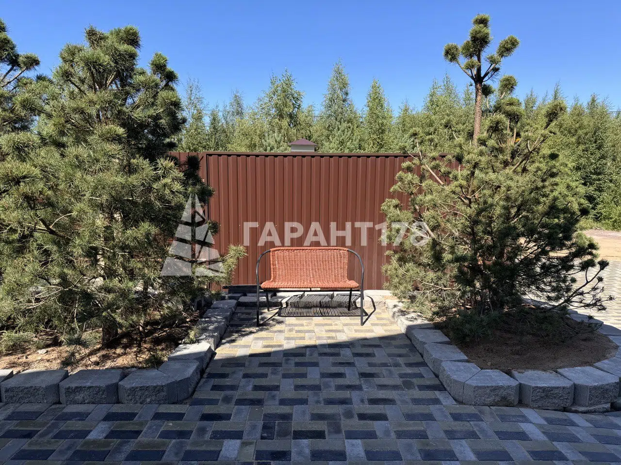 уложенная тротуарная плитка с бордюрами на дачном участке Сосновый Бор фото