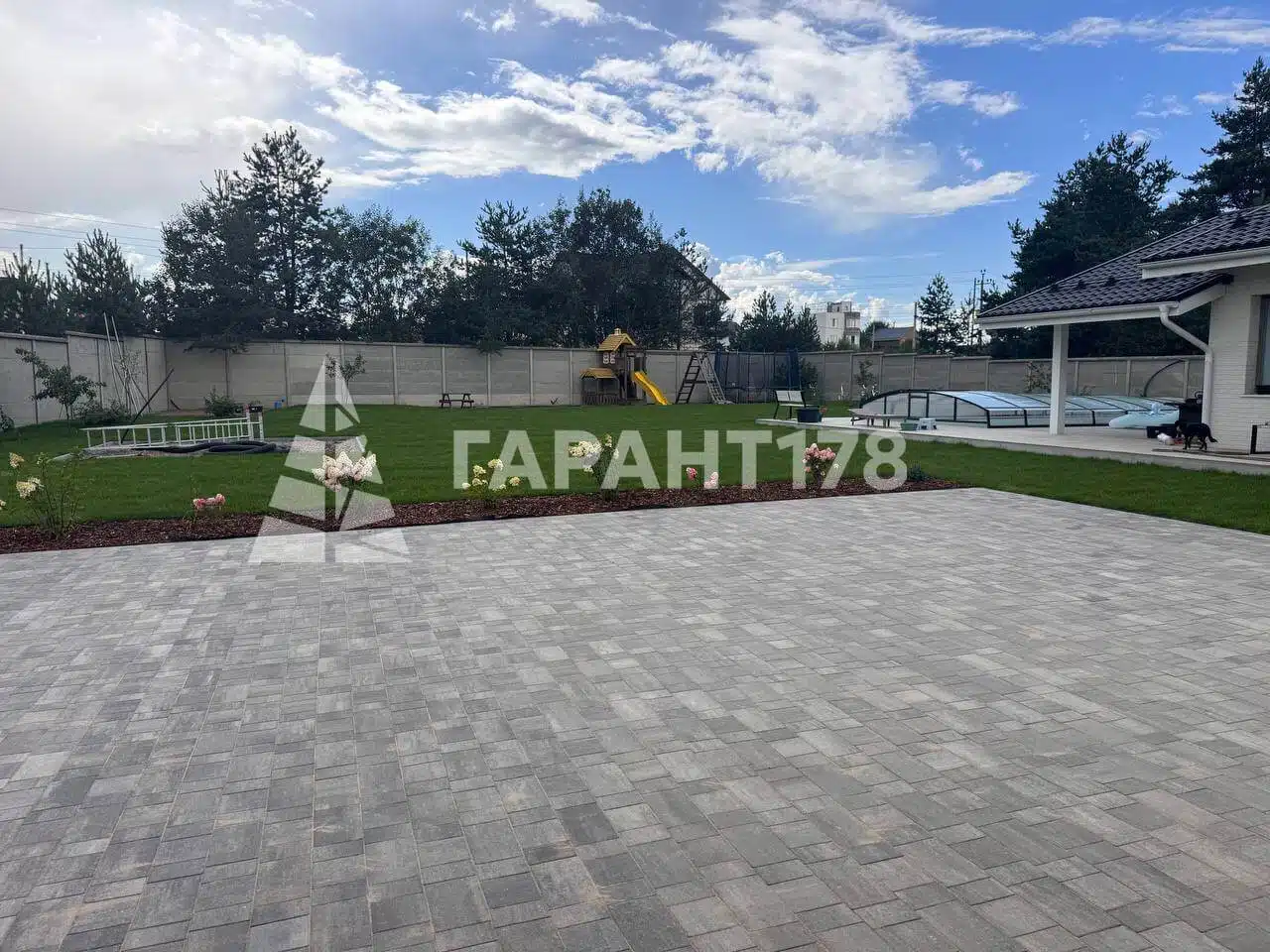 загородный участок с газоном дорожки и пешеходная зона из тротуарной плитки новый город фото (г Колтуши)