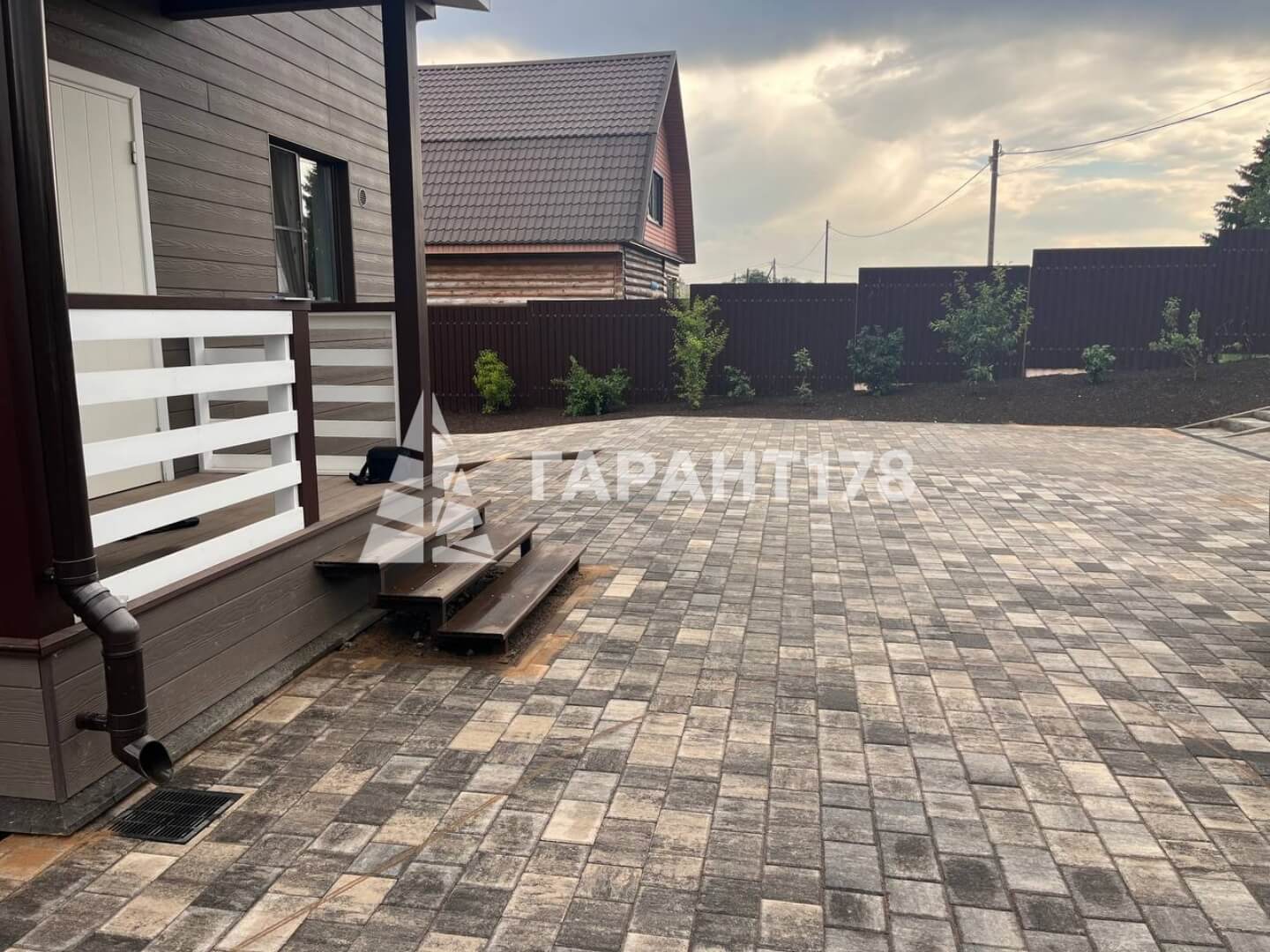 Отмостка из тротуарной плитки