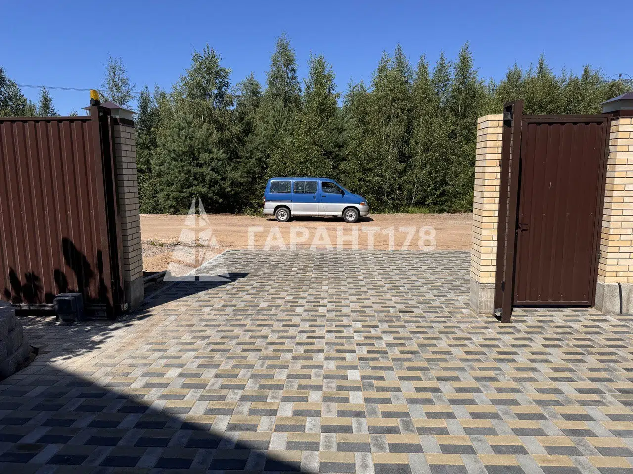 въезд и парковка из тротуарной плитки 3 цвета схема мощения брусчаткой кирпичик на участке Сосновый Бор фото