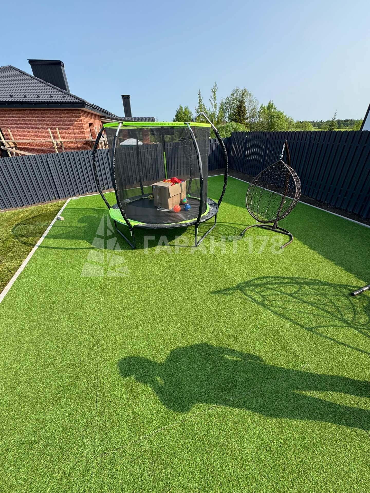 пример детской зоны с газоном на участке ло