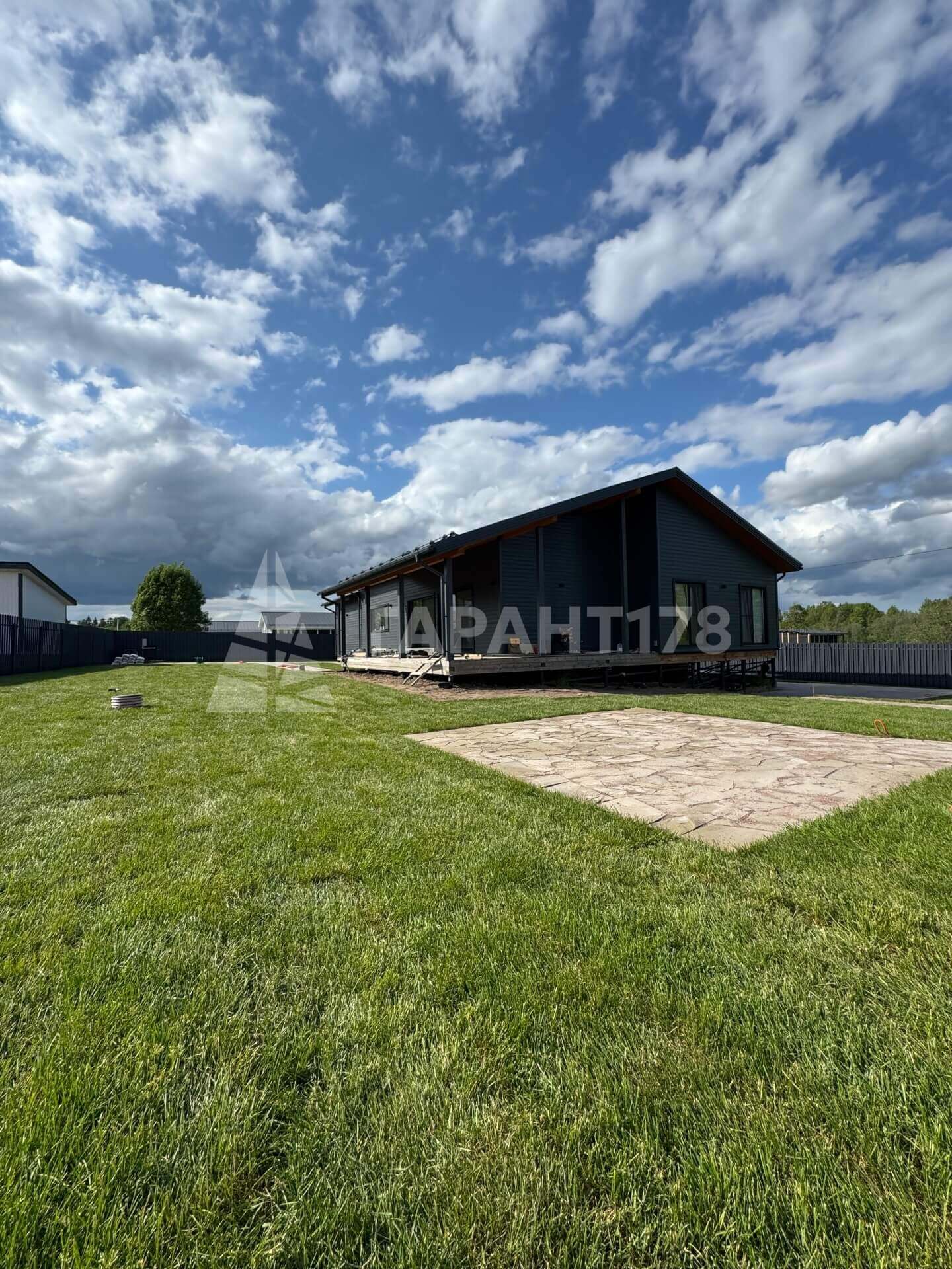 газон и костровая зона из камня на даче пример фото ленобласть