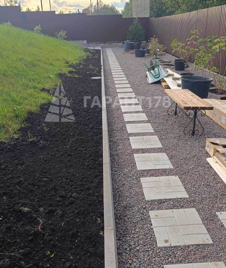 насыпные дорожки из отсева с верхним слоем из квадратной тротуарной плитки