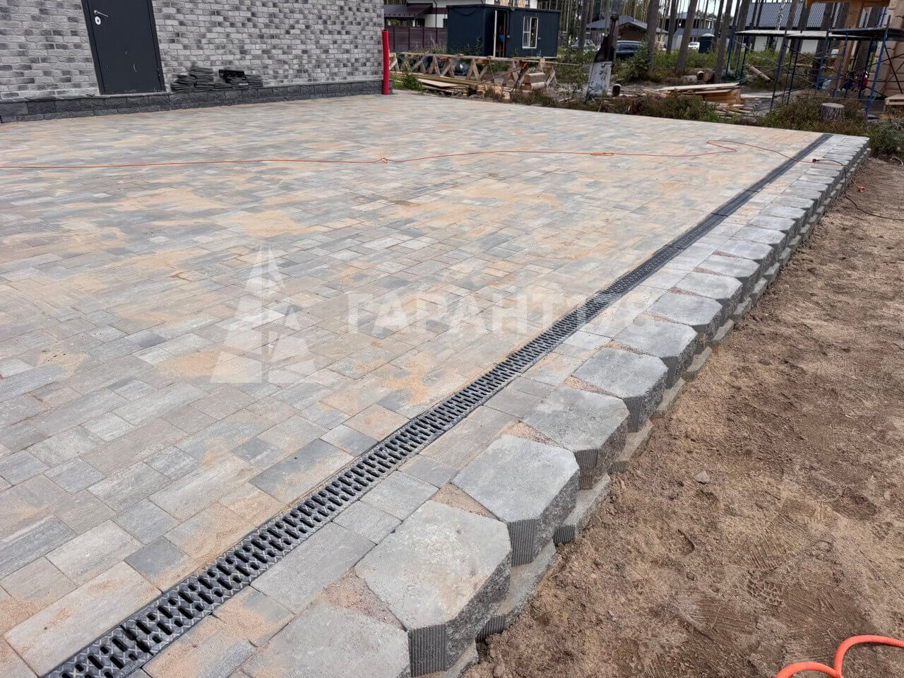 площадка для авто из брусчатки с ливневкой спб фото