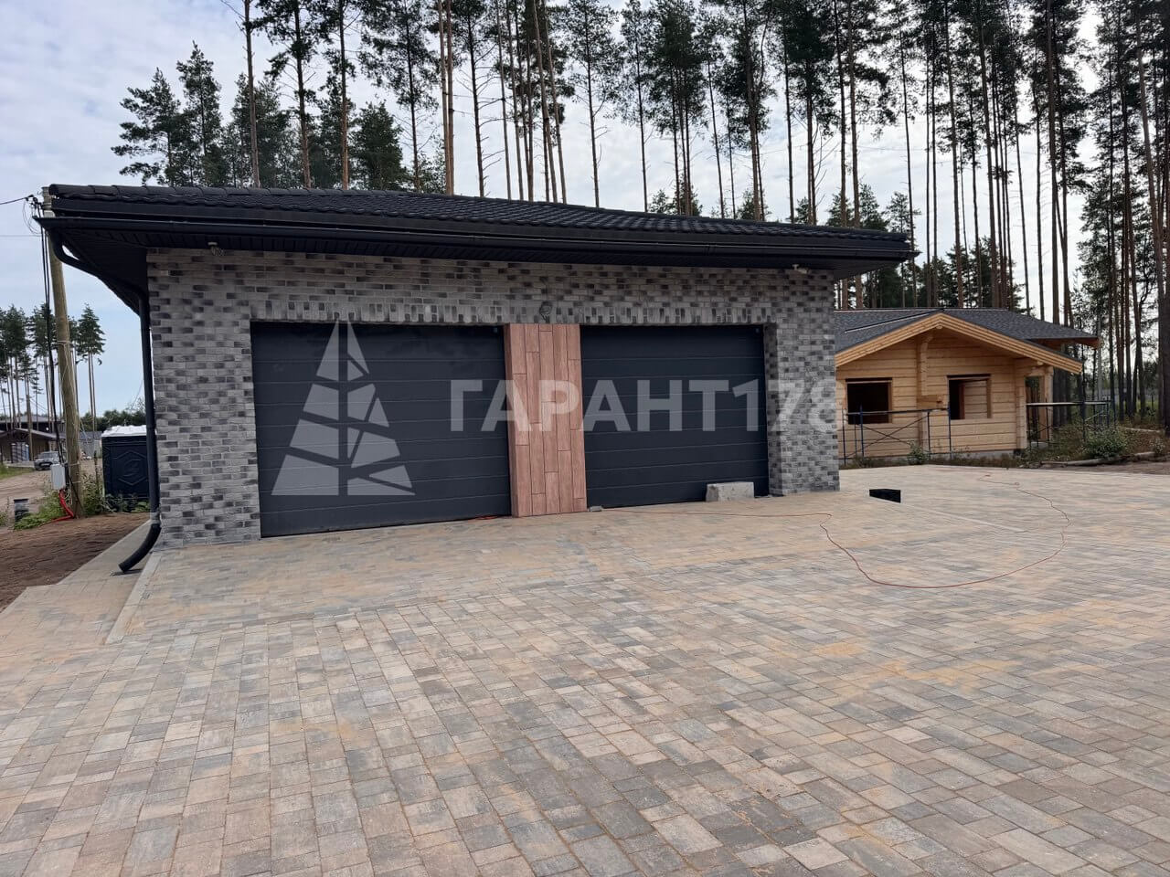 площадка перед гаражом из брусчатки пример спб фото