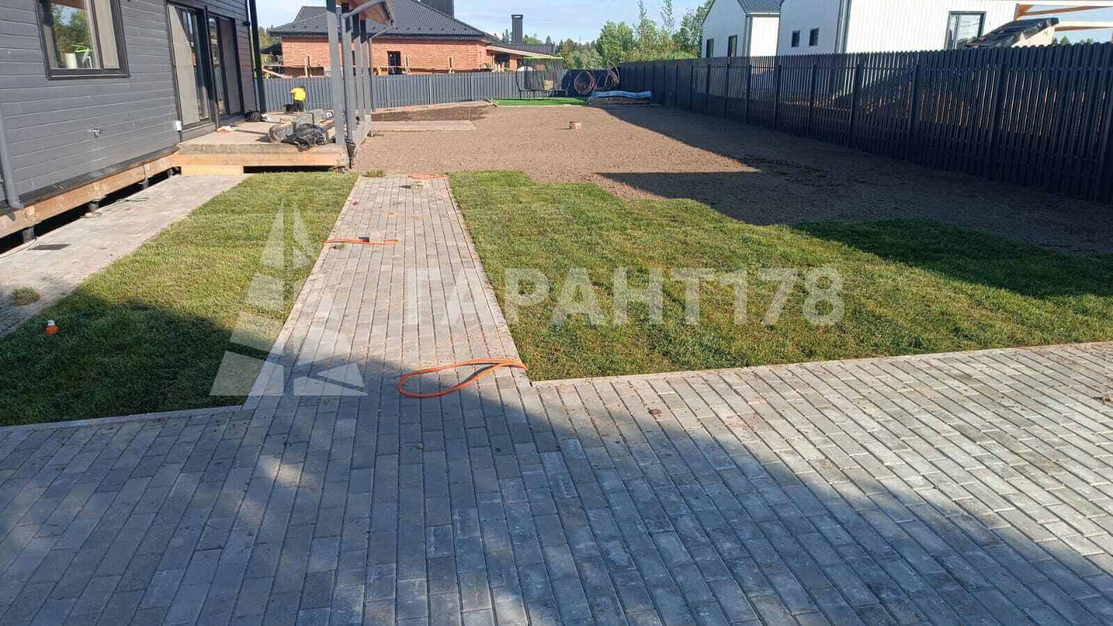 фото участка с рулонным газоном и брусчаткой фото ло