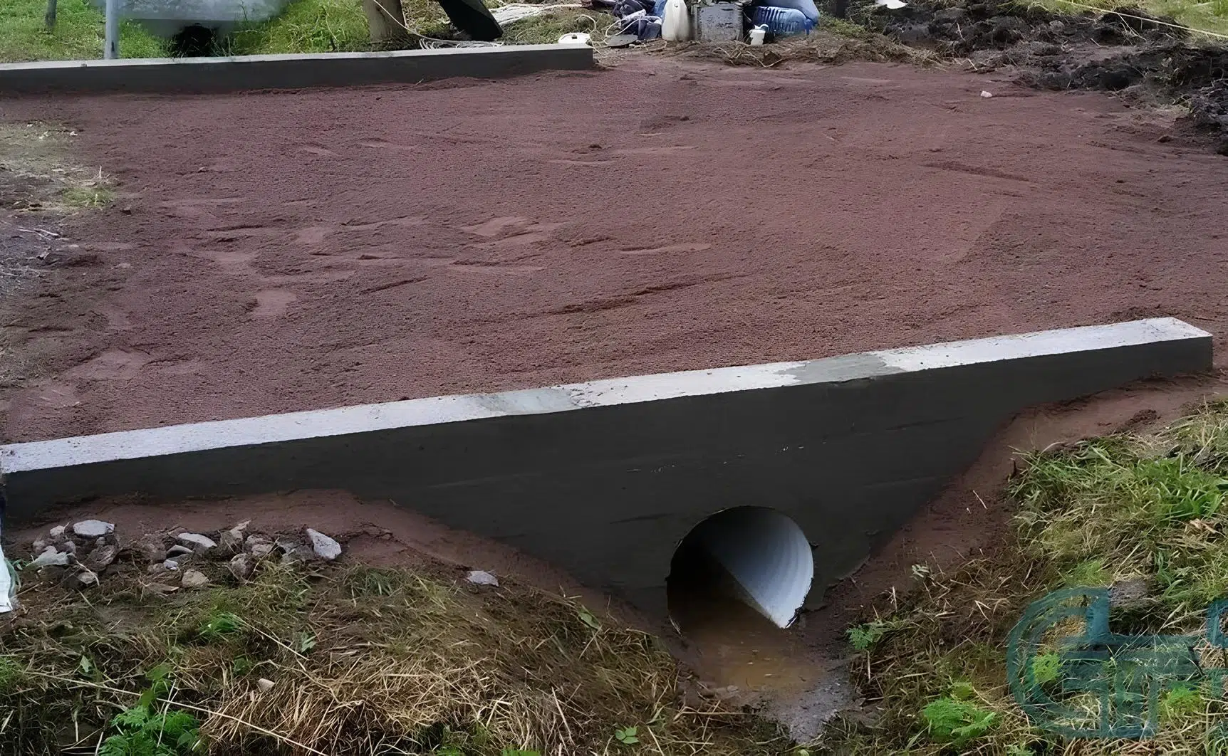 въезд на участок из щебня и песка через канаву фото