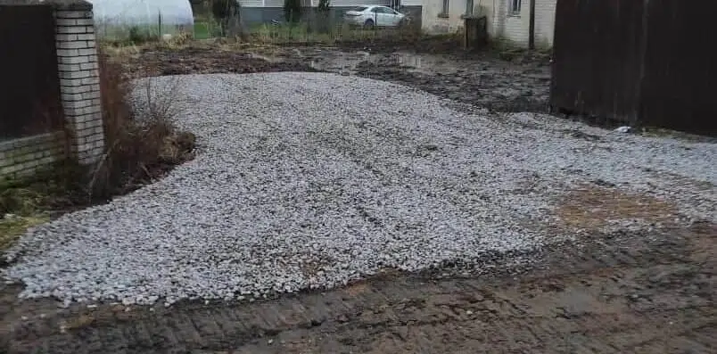 временный заезд на участок из щебня без канавы