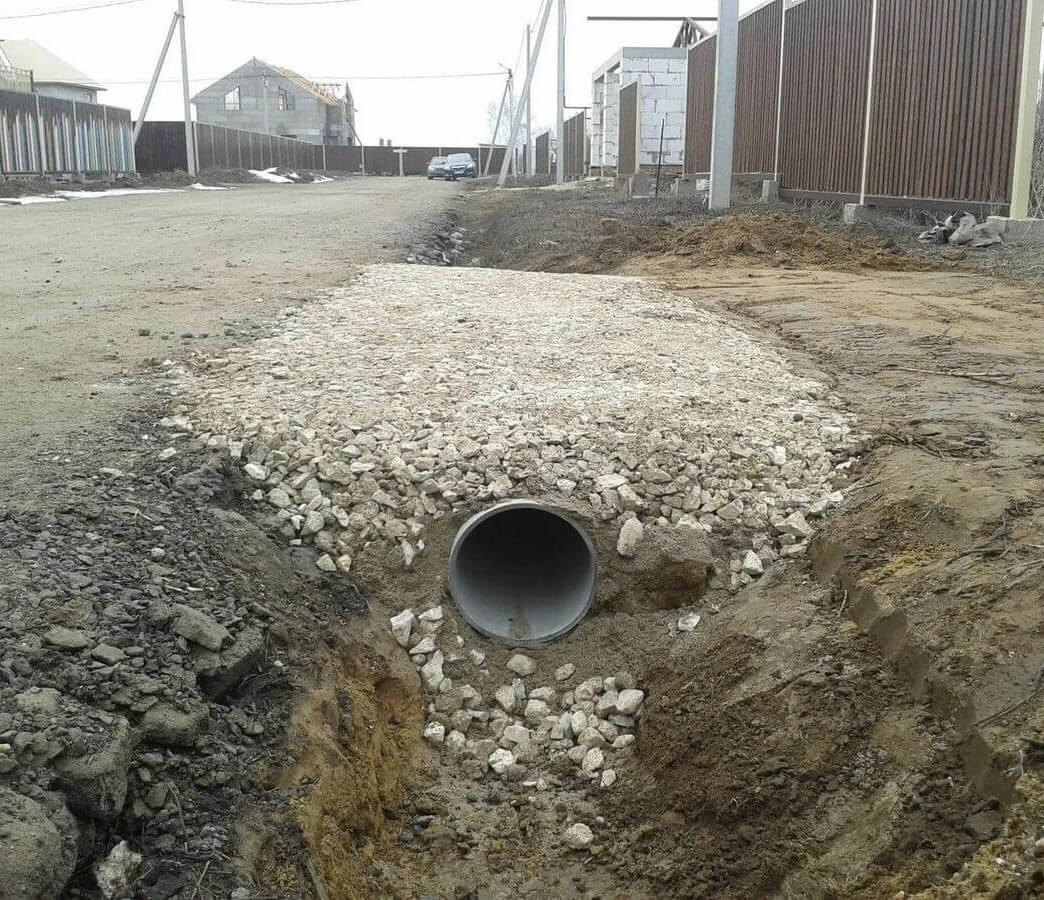 въезд на участок из щебня через канаву