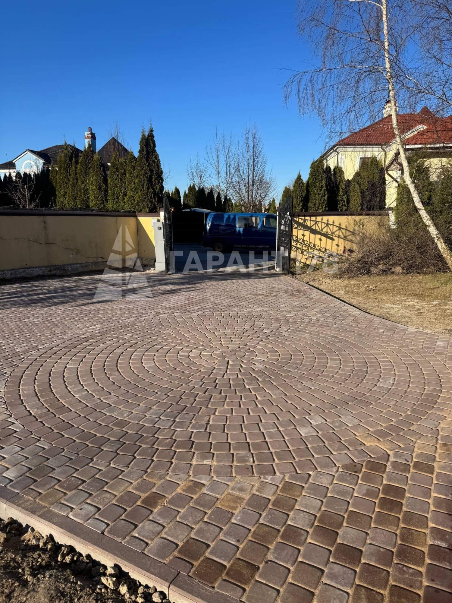 Зона парковки из брусчатки на участке (КП Мариинская усадьба)