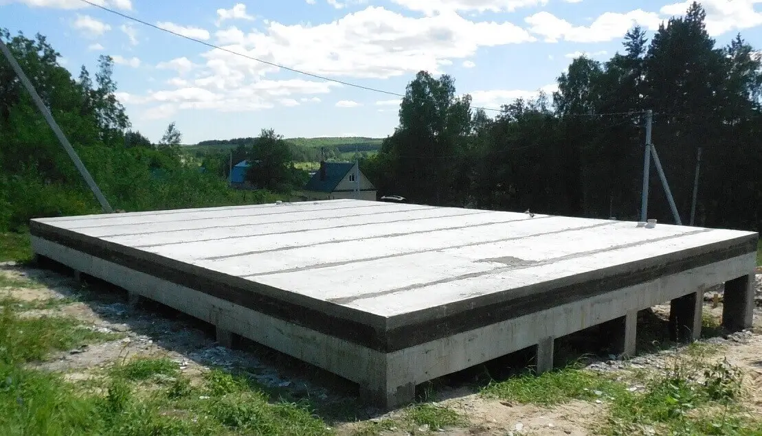 монолитная плита на забивных сваях