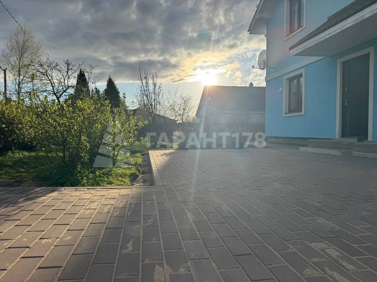 отмостка и парковка из плитки на даче Усть Луга фото