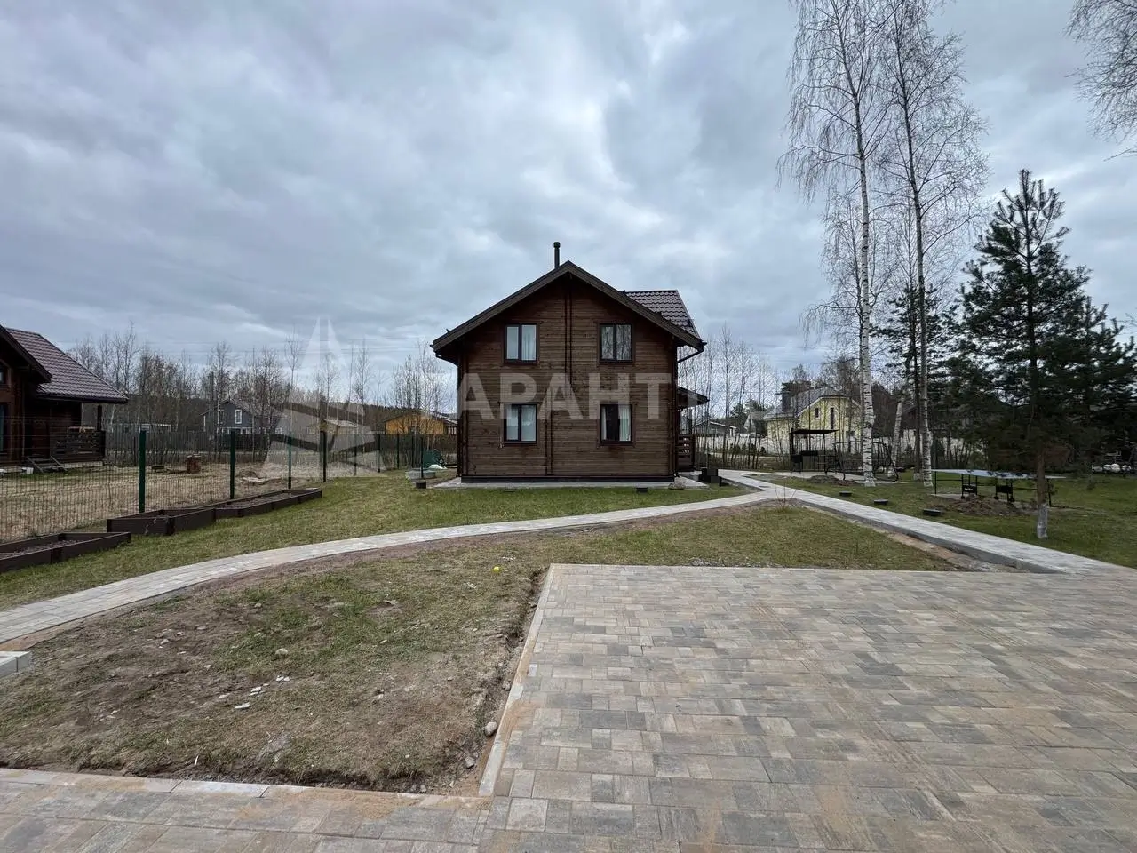 мощение территории участка тротуарной плиткой Эколайф фото