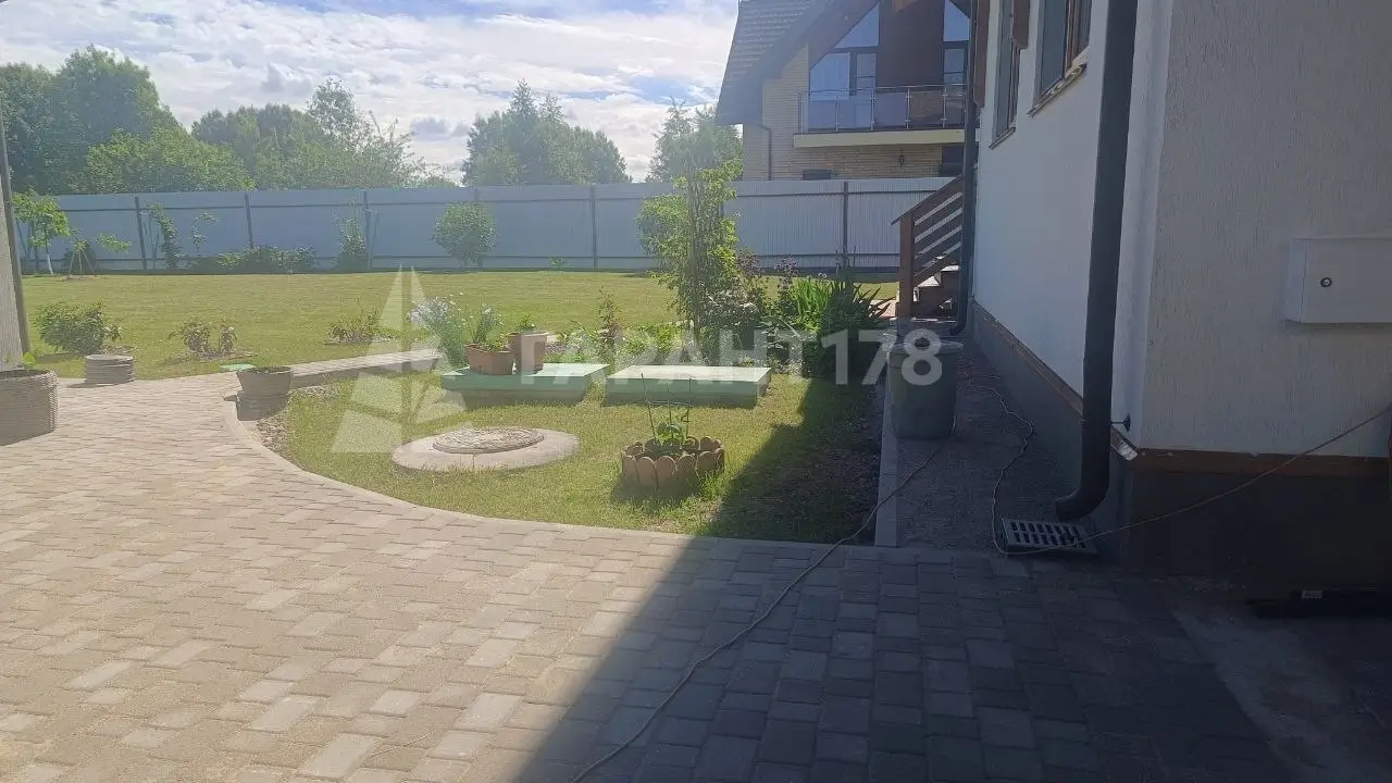 укладка тротуарной плитки во дворе дачного участка Федоровское фото