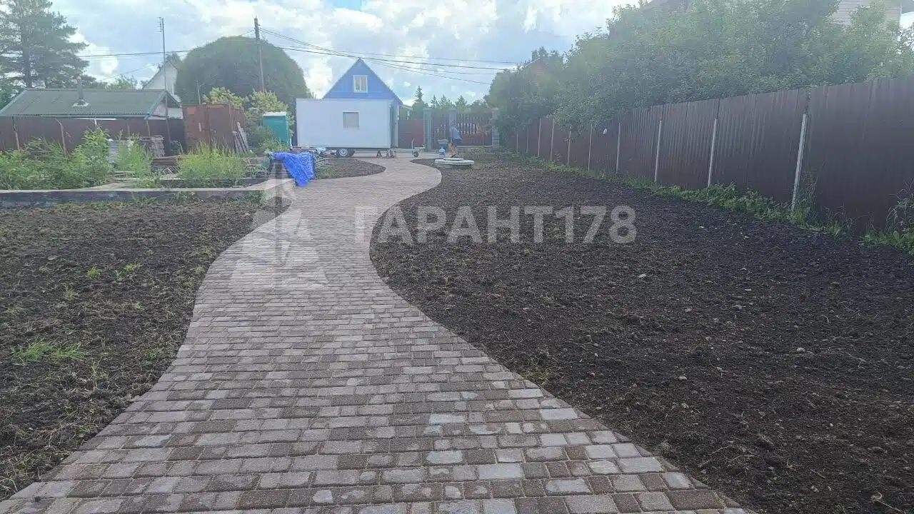 дорожка из брусчатки на участке Ижора