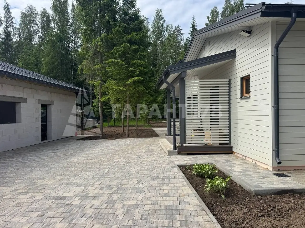 парковка из тротуарной плитки на дачном участке Борисово